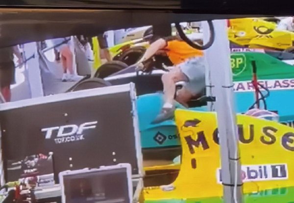 乐蒙网 F1赛车被偷了！英国站闹出大笑话，醉汉偷走赛车方向盘后成功逃走